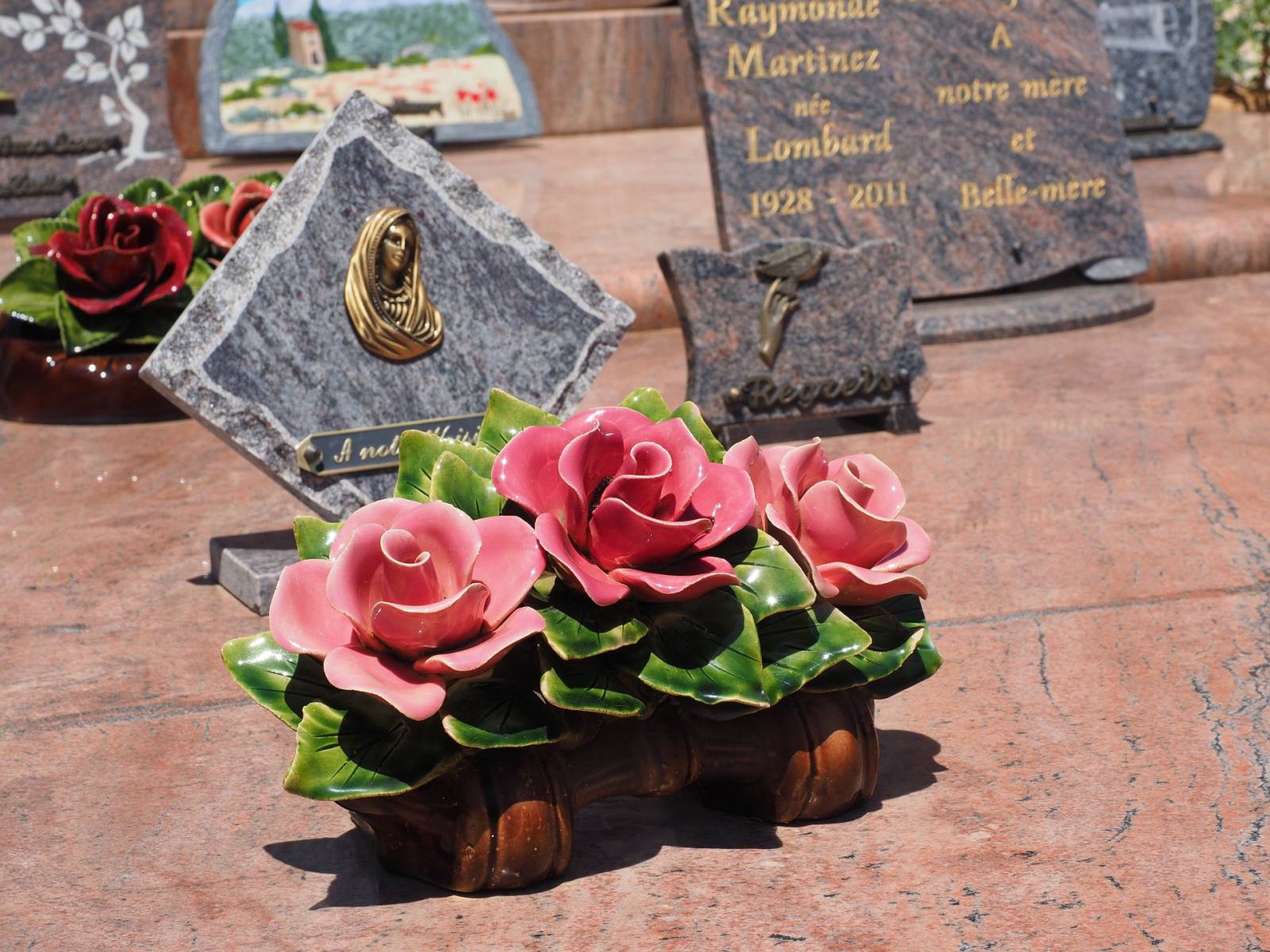 Fleurs en porcelaine pour une tombe à Lyon