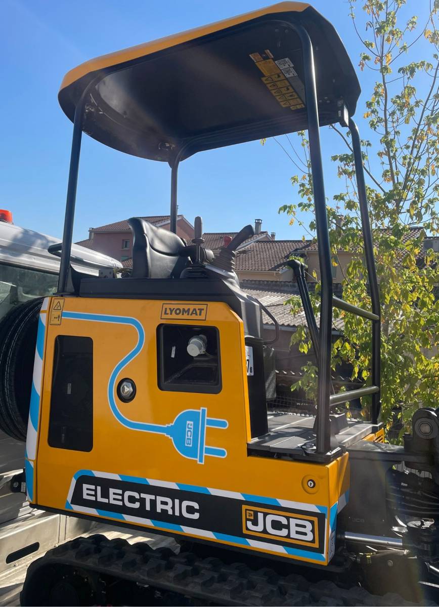 La mini-pelle électrique pour les travaux au cimetière avec les Pompes Funèbres Chaboud à Lyon