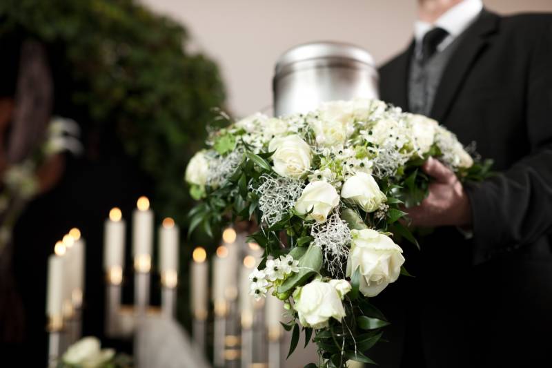 Couronne de fleurs pour une crémation à Lyon