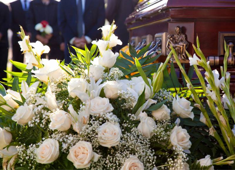 composition de fleurs naturelles pour une inhumation à Bron